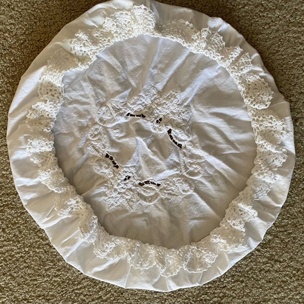 Round White Basket Insert/Liner with Lace Center & scalloped crochet trim